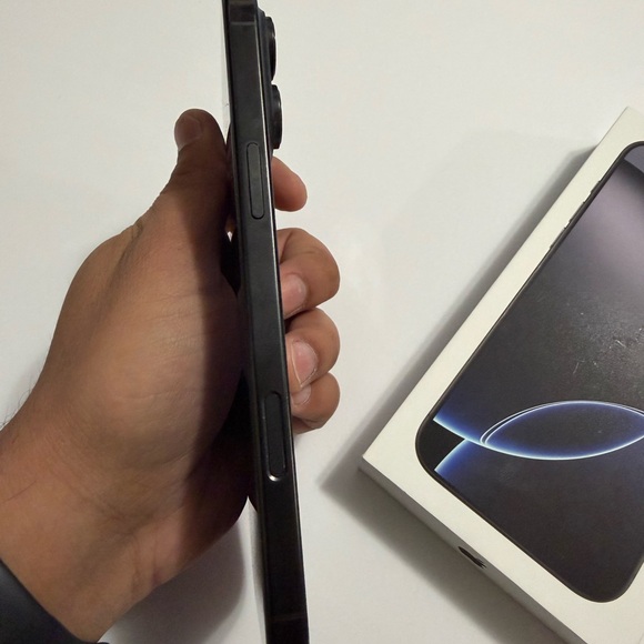 Black Smartphone with Box - Picture 6 of 8